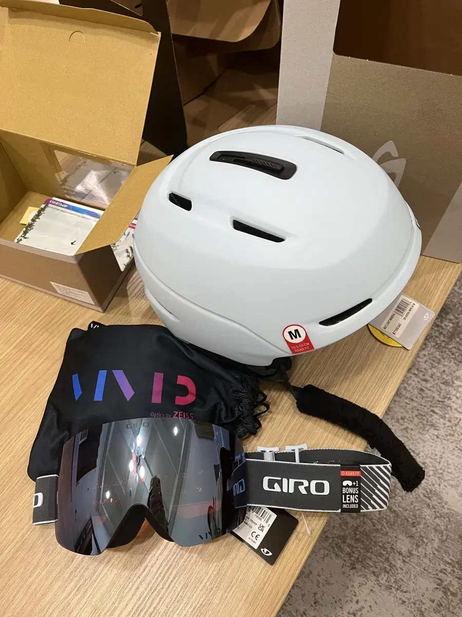 2425 Giro Helmet sizes M - L