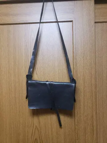 에디션 구매하기 Johnny Farah 천연 가죽 미니 숄더백