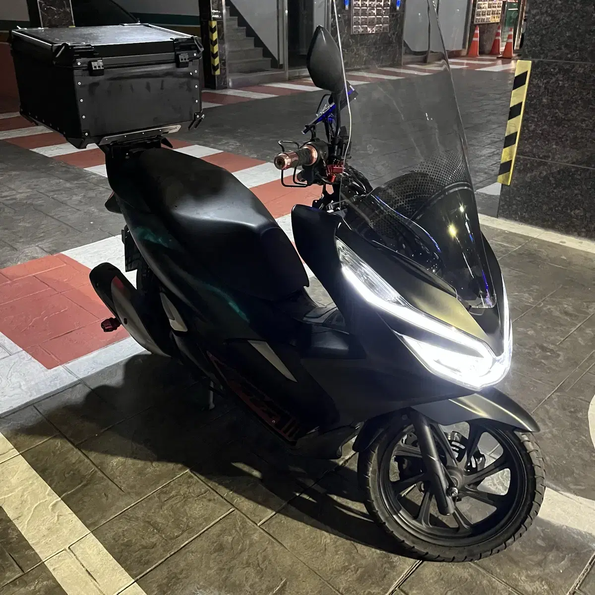 pcx125 블랙 깔끔한 스쿠터 배달셋팅 180만원 판매해요