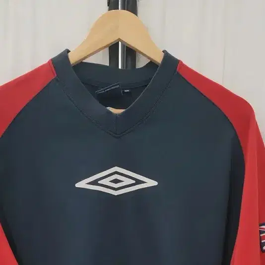 UMBRO 엄브로 블랙 맨투맨 공용 L A190