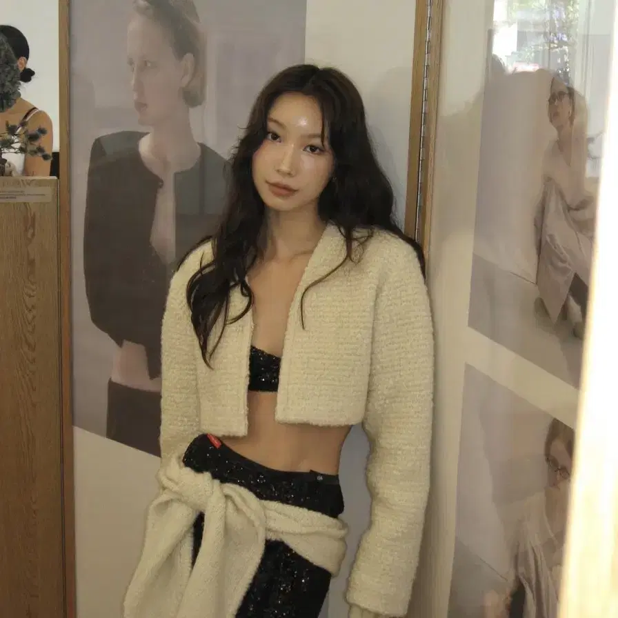 오버듀플레어 BOUCLE V CROP CARDIGAN