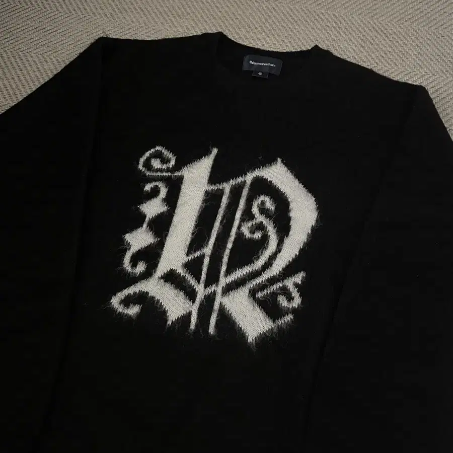 디스이즈네버댓 니트 Fortuna N-Logo Sweater Black