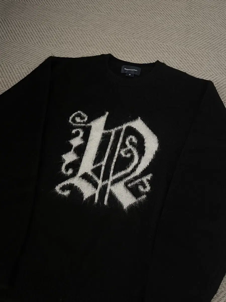 디스이즈네버댓 니트 Fortuna N-Logo Sweater Black