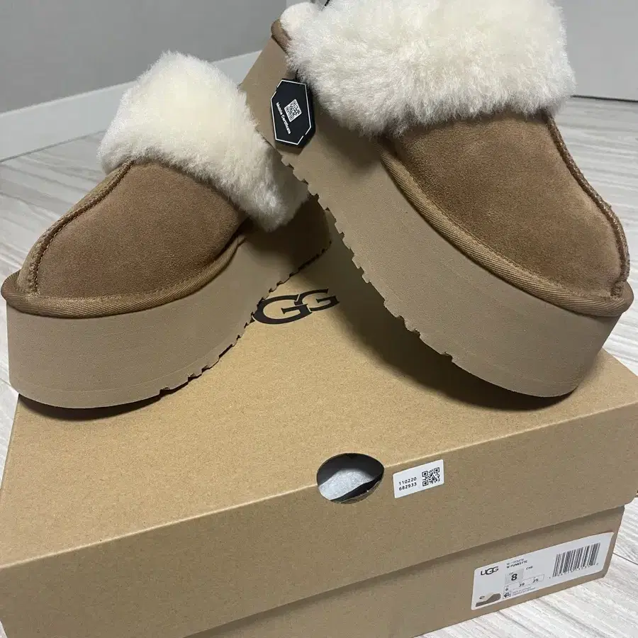 UGG 어그 펀케트 슬라이드 체스트넛 US8 (245-250)