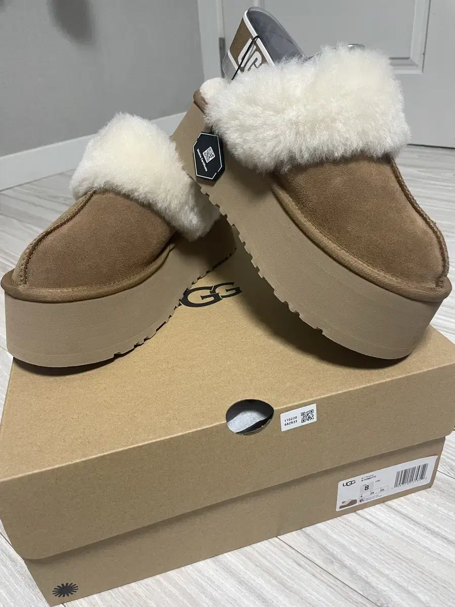 UGG 어그 펀케트 슬라이드 체스트넛 US8 (245-250)