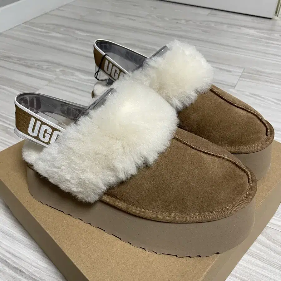 UGG 어그 펀케트 슬라이드 체스트넛 US8 (245-250)