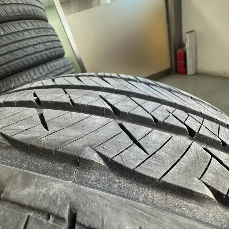 245/40r19  라우펜 타이어 팝니다