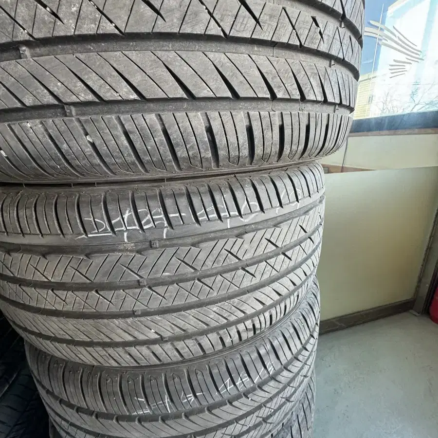 245/40r19  라우펜 타이어 팝니다