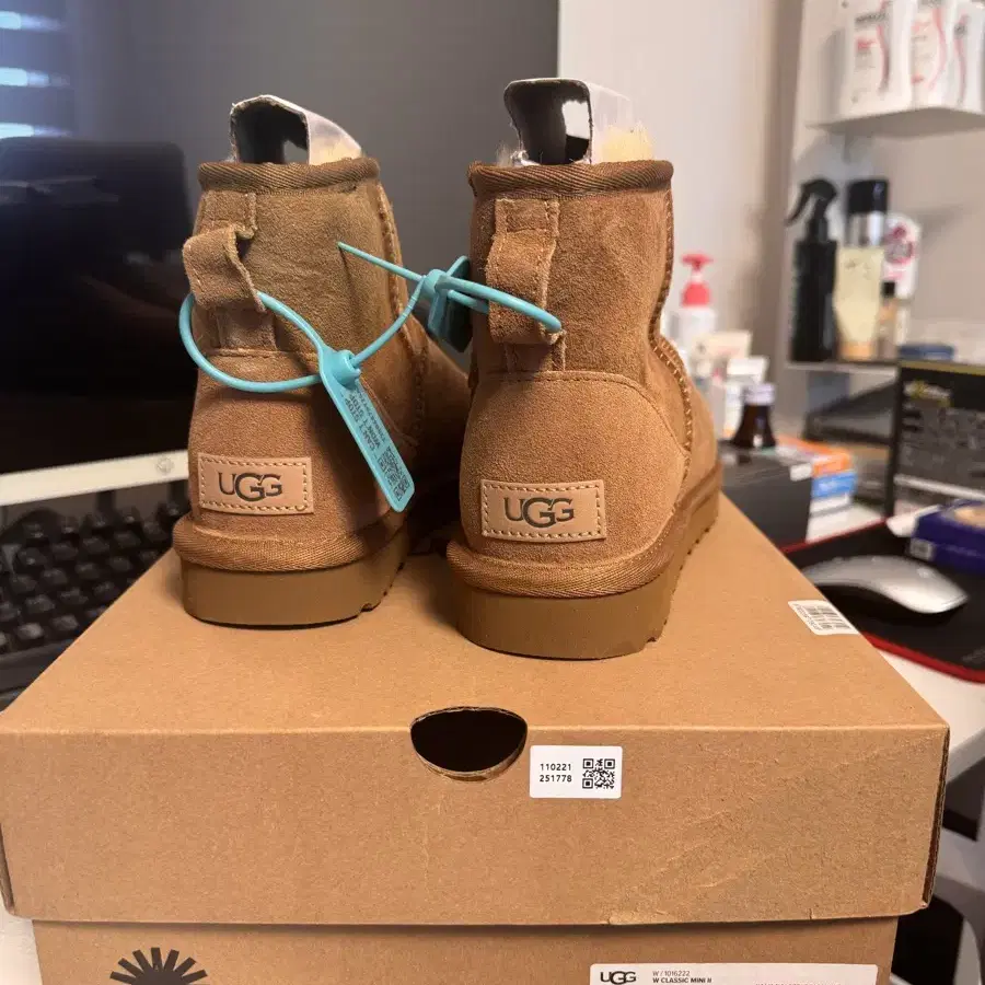 UGG 어그 클래식 미니 II 부츠 8W 250사이즈 1016222-CH