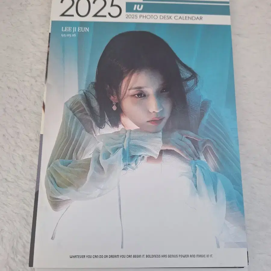 IU 2025년 달력 판매