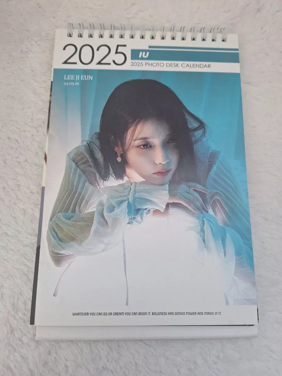 IU 2025년 달력 판매