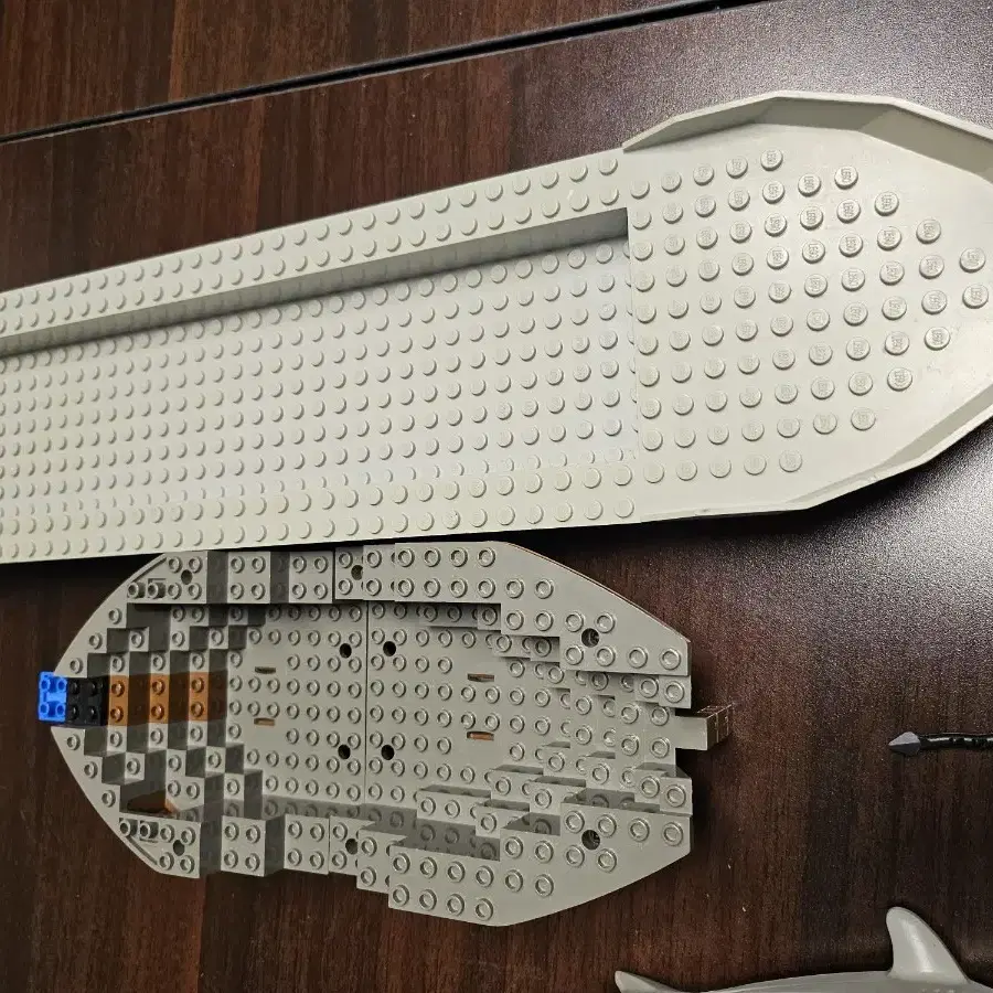 레고 배 부품 및 상어 피규어
