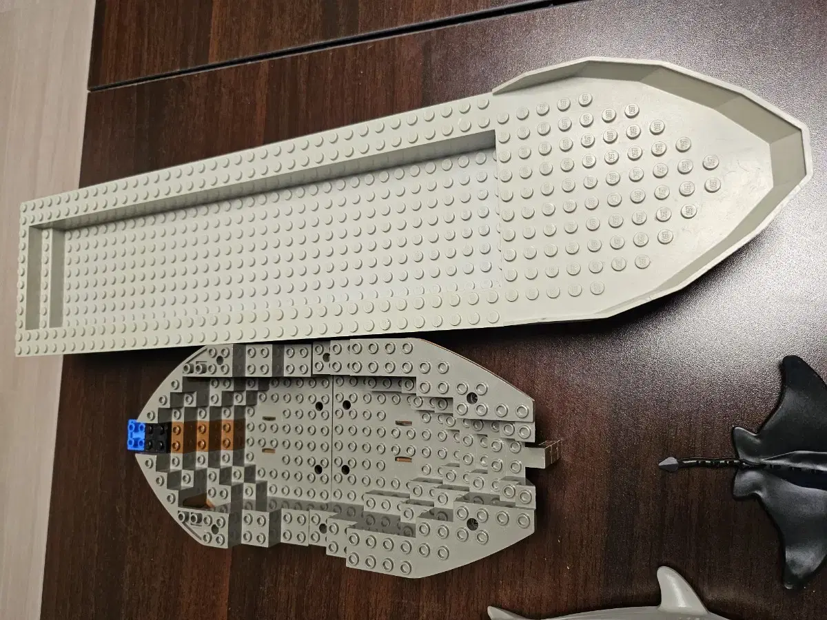 레고 배 부품 및 상어 피규어