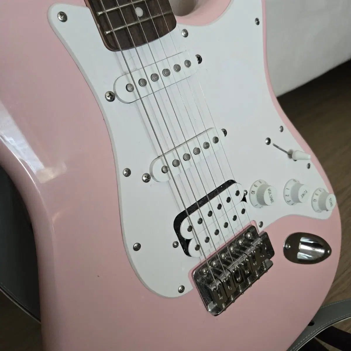 스콰이어 squier 스트라토캐스터 (불렛) 쉘핑크 일렉기타