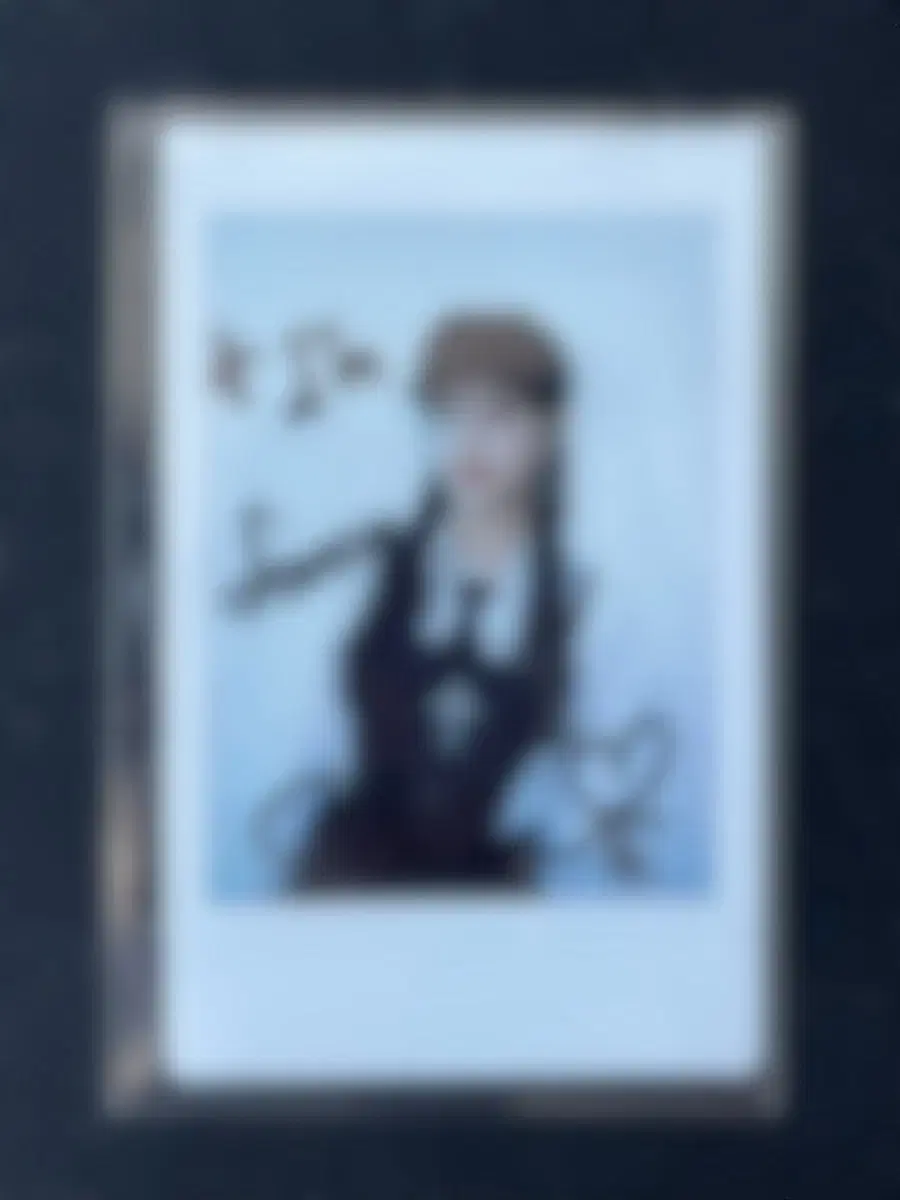 Chuu sign Polaroid