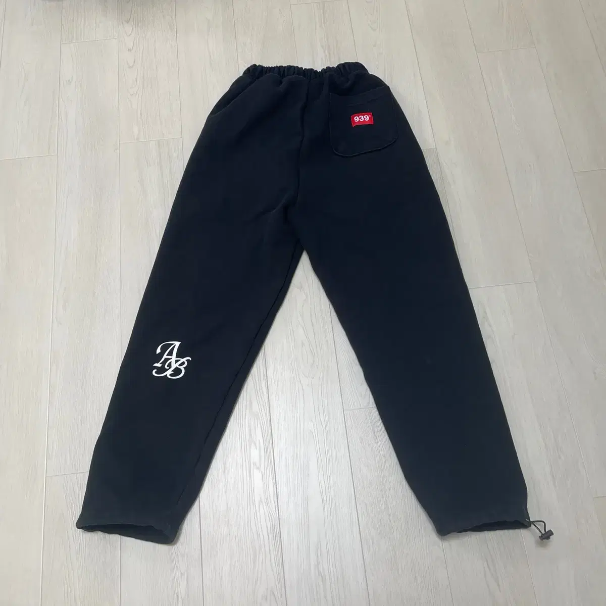 [S] 아카이브볼드 939 LOGO SWEAT PANTS (BLACK)