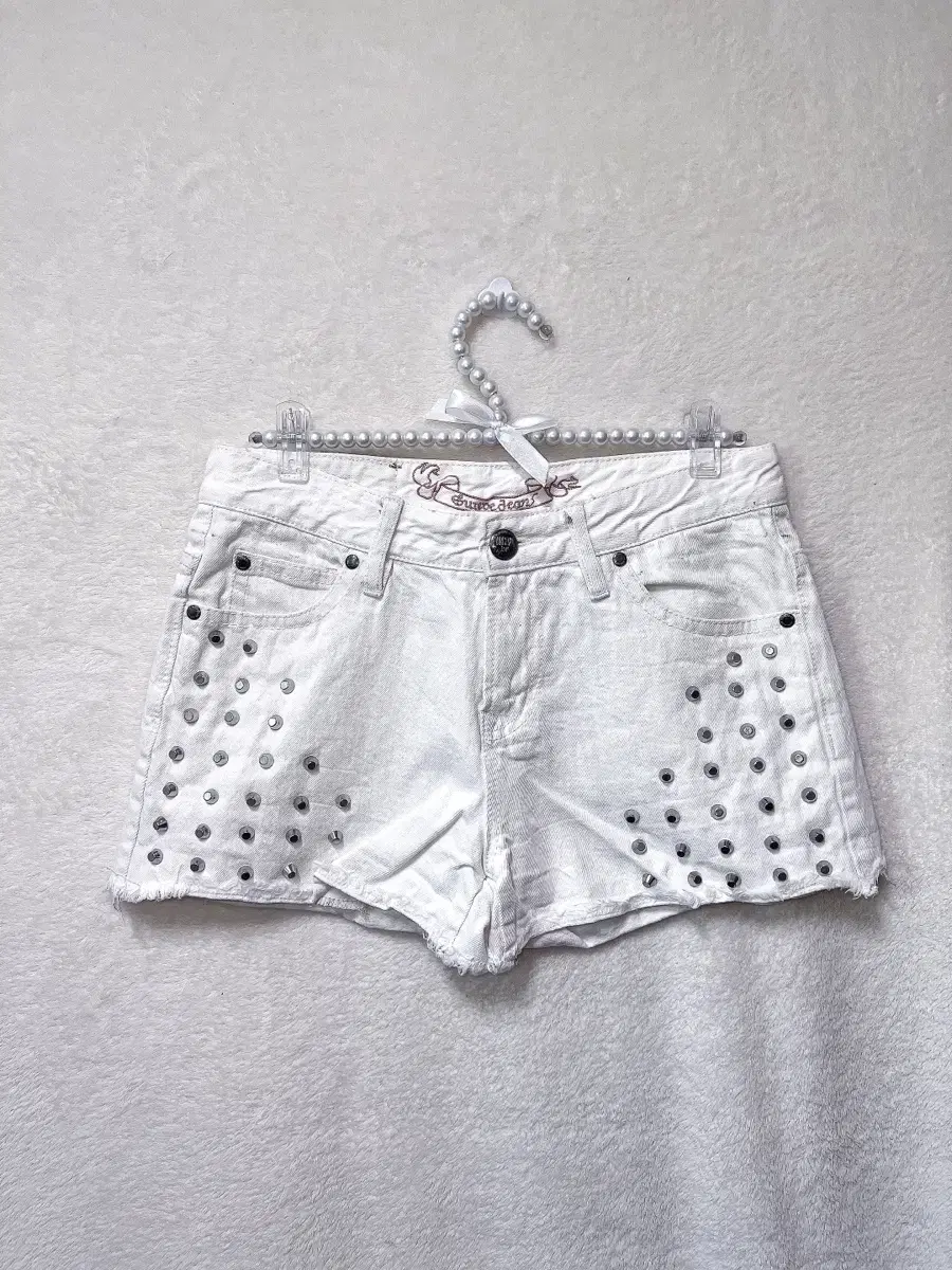 Gal punk y2k wutuke white vahn pants studded zing short hot pants nayeon grunge