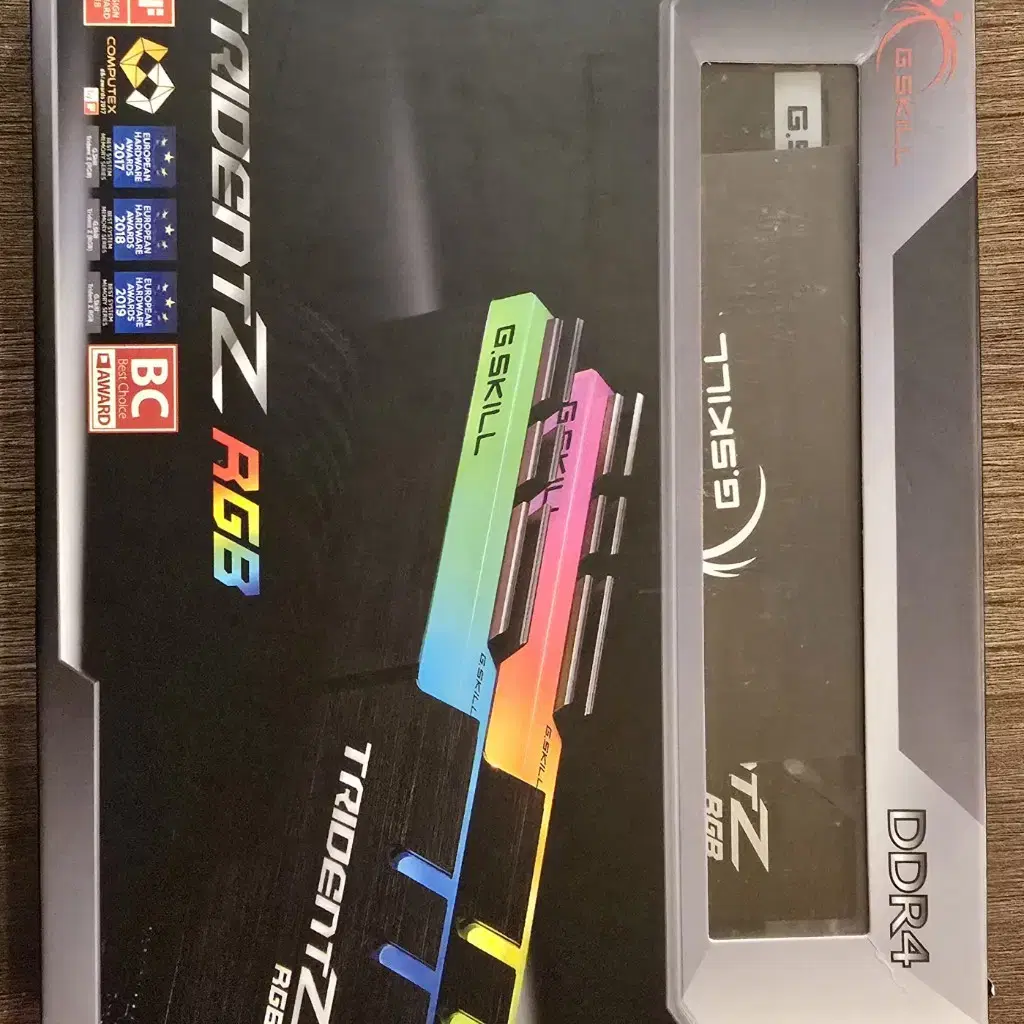 G.SKILL DDR4-3200 CL16 TRIDENT Z RGB 패키지