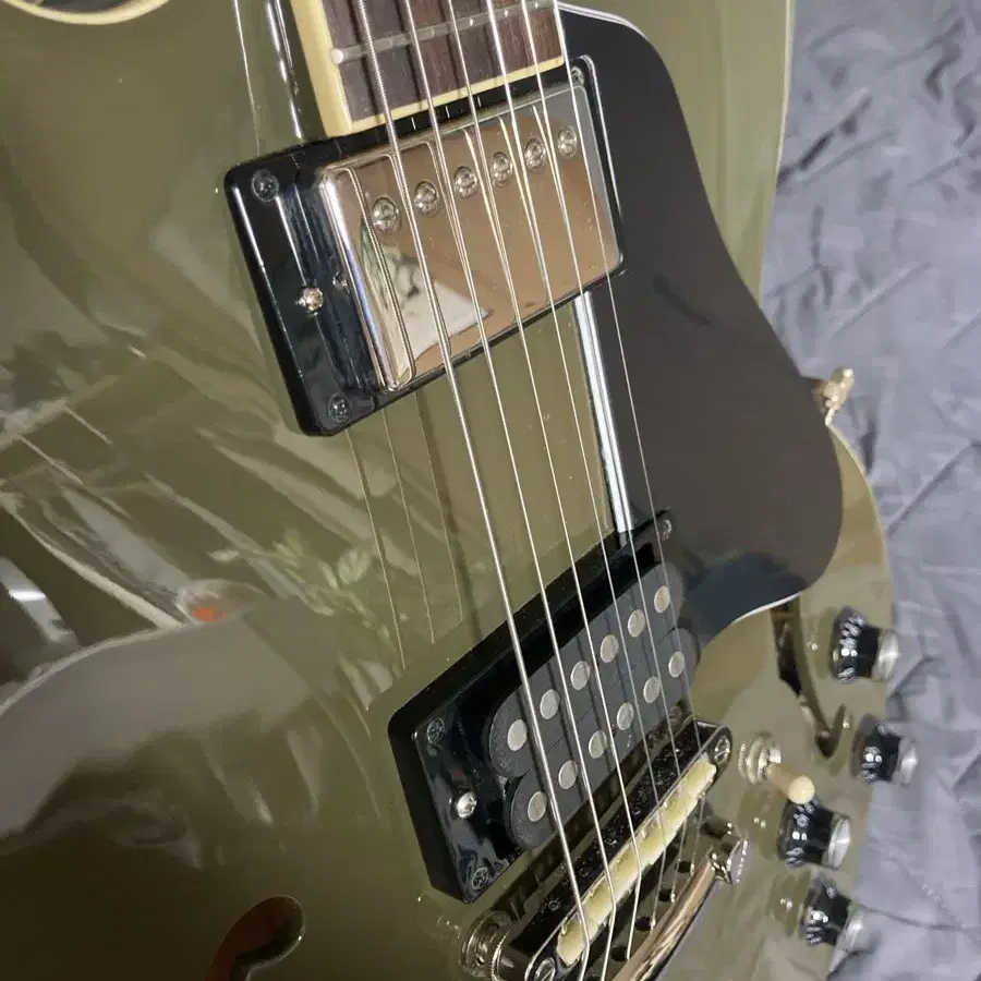 Epiphone 에피폰 ES-335, 올리브 색상, 브릿지 및 픽업 업글