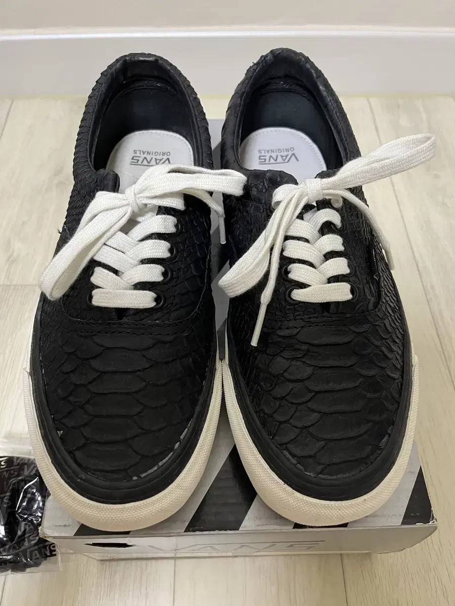 반스볼트x더블탭스 에라 아나콘다 블랙 US8 260 vans vault