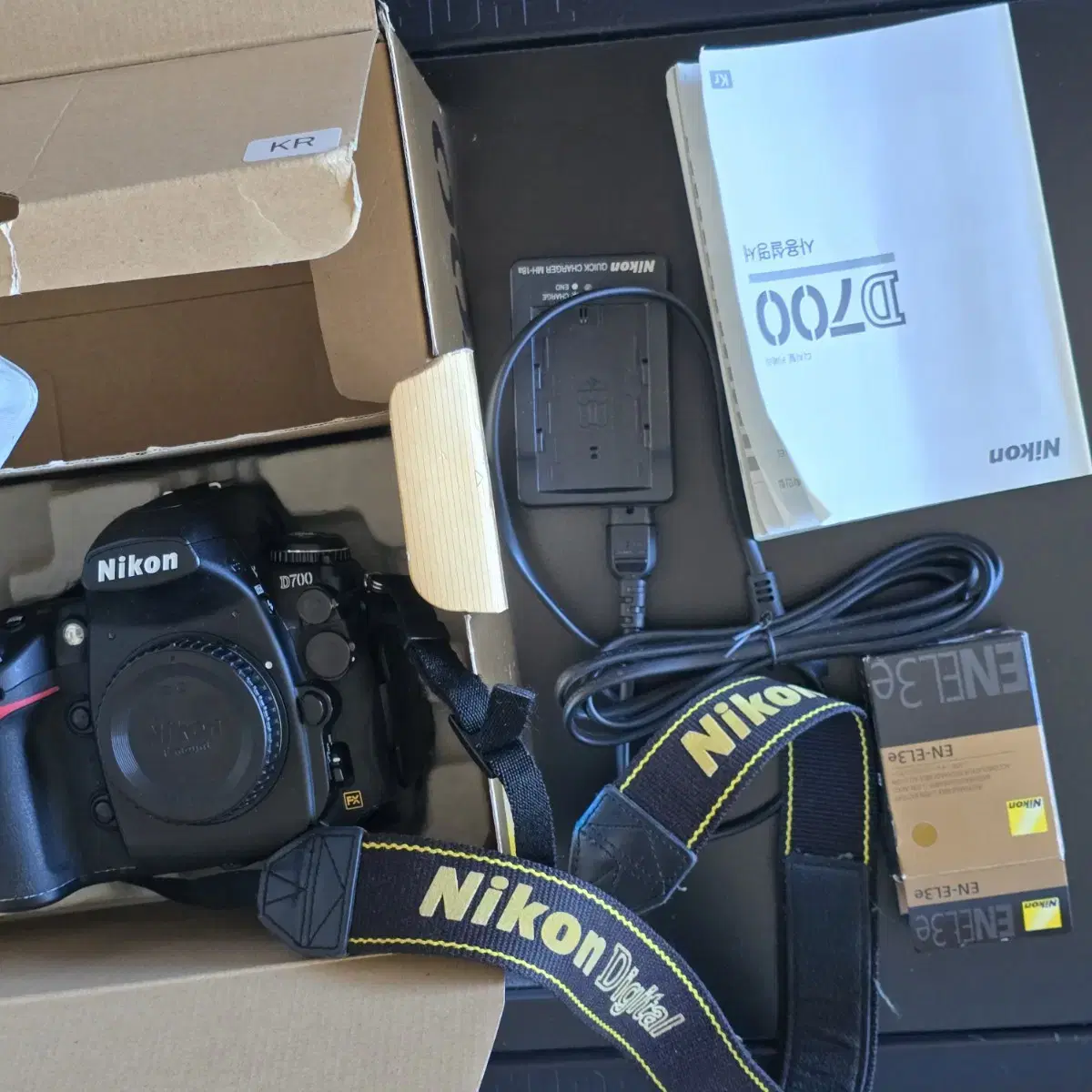 Nikon DSLR full-frame D700 body + charger + manual + box 280,000 cuts