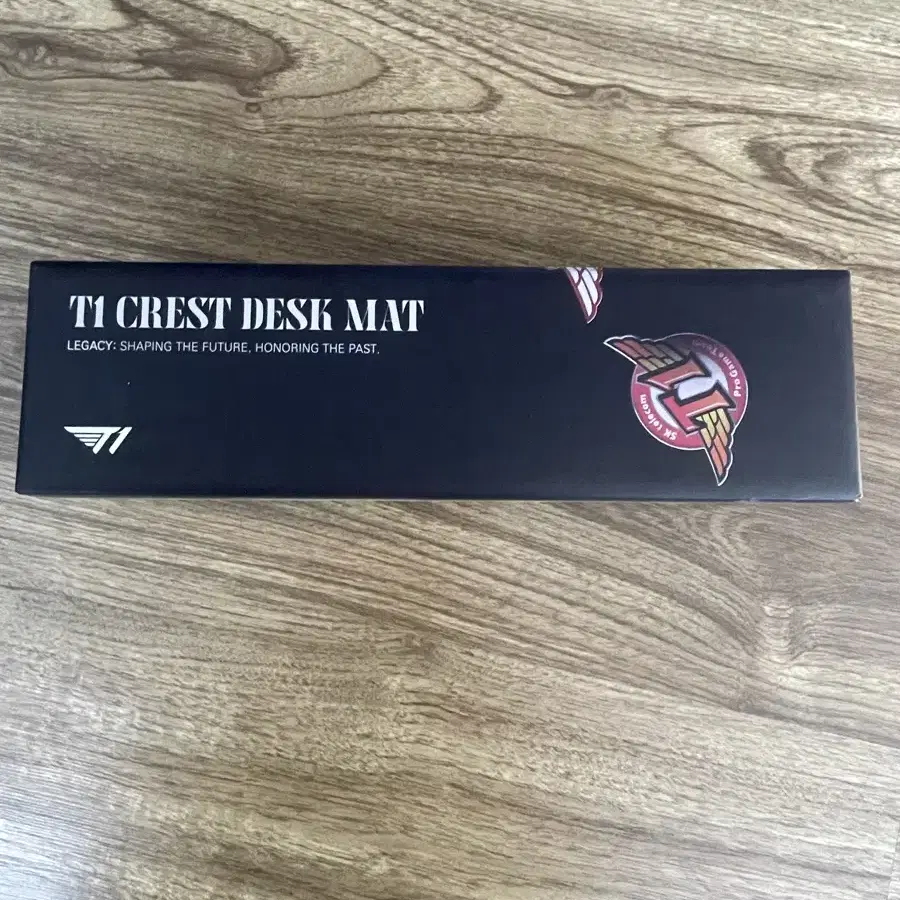 T1 Crest Desk Mat 판매합니다