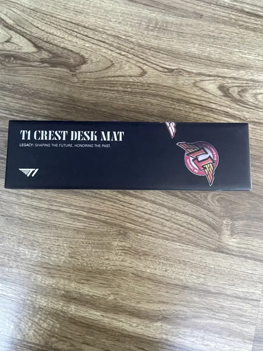 T1 Crest Desk Mat 판매합니다