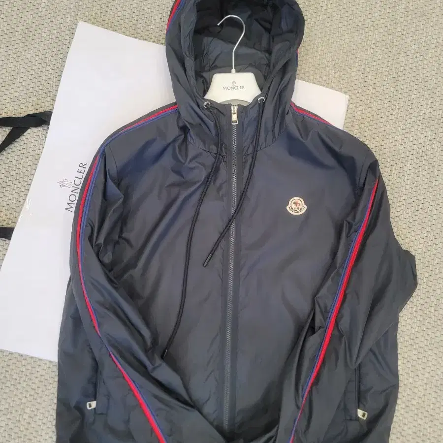 몽클레어 바람막이 (Moncler Hattab Rain Jacket)