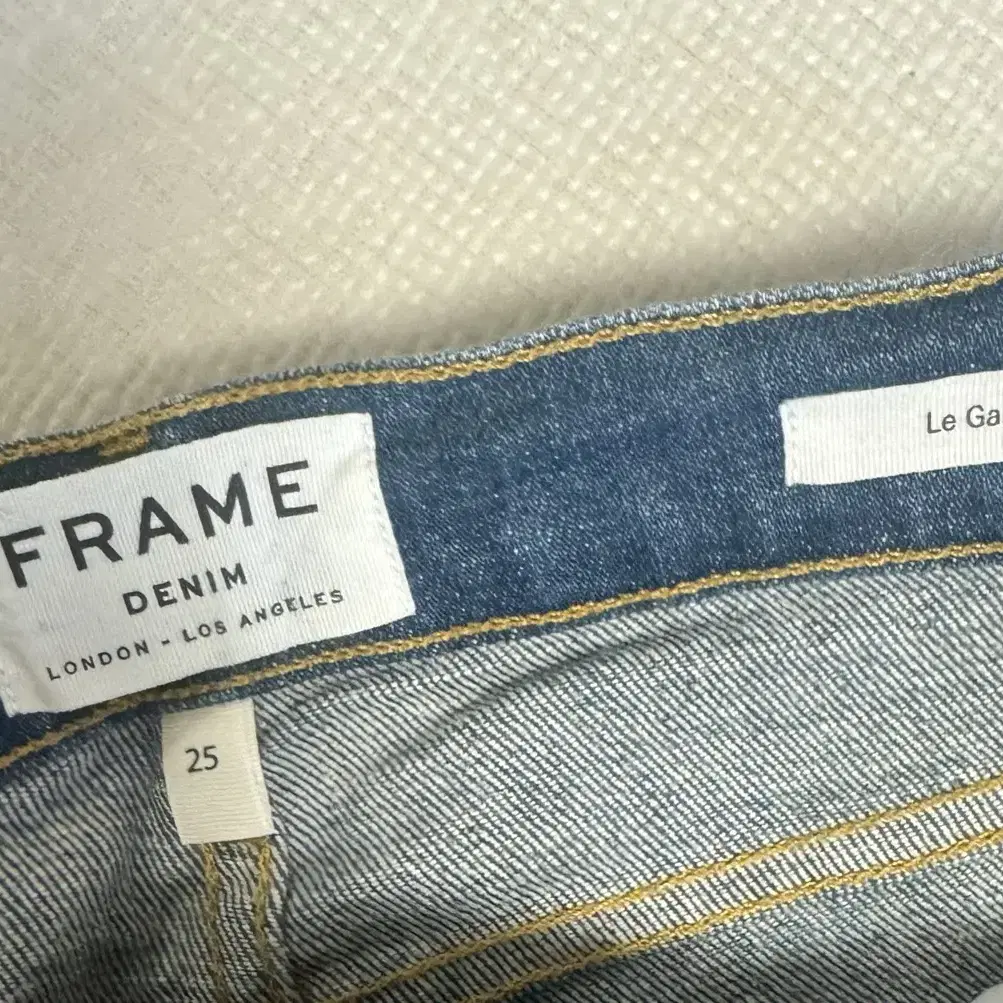 FRAME DENIM 디스트로이드 스트레이트 진