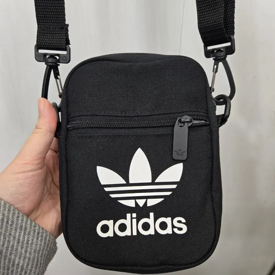 adidas 아디다스 미니 크로스백! 가방 컨디션 새상품급!!~