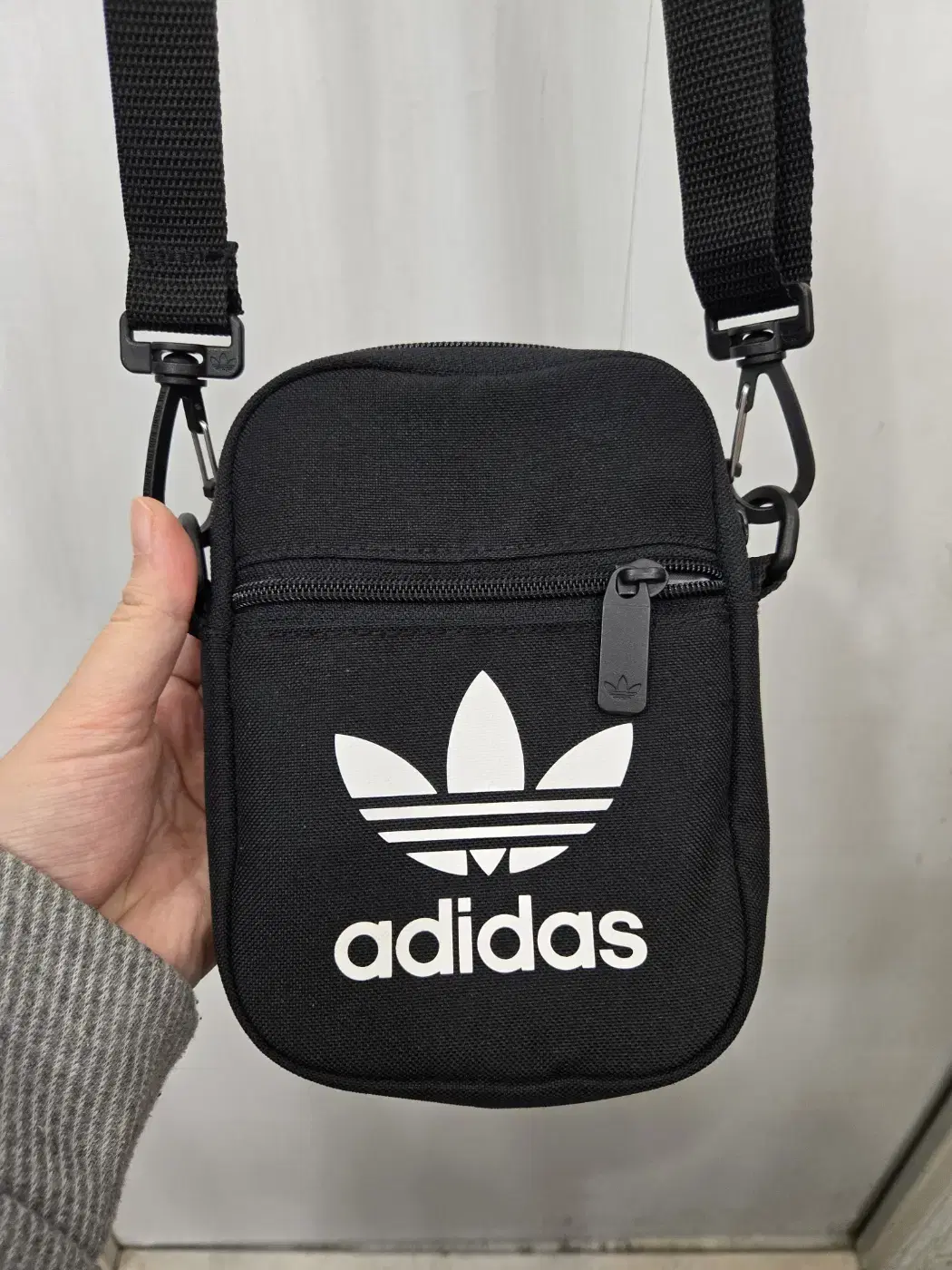 adidas 아디다스 미니 크로스백! 가방 컨디션 새상품급!!~