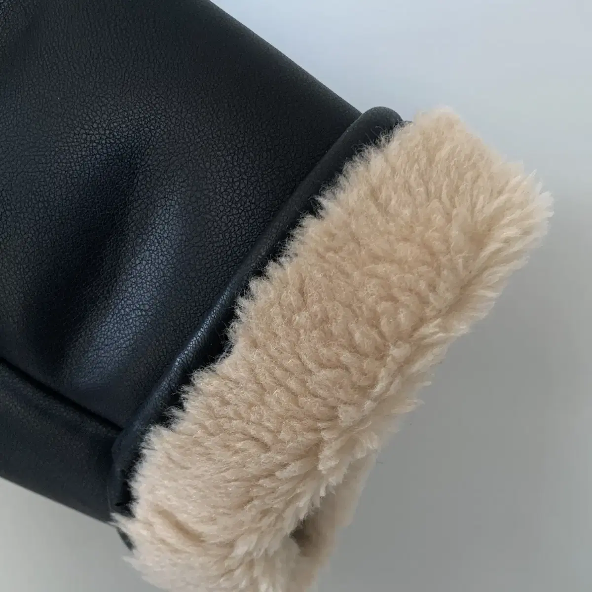 루에브르 Faux Leather Shearling coat 시어링 무스탕