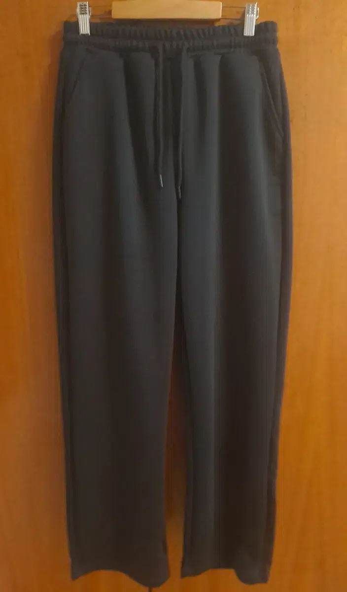 32 L) Specially designed training banding semi-wide straight-fit pants Black bottoms