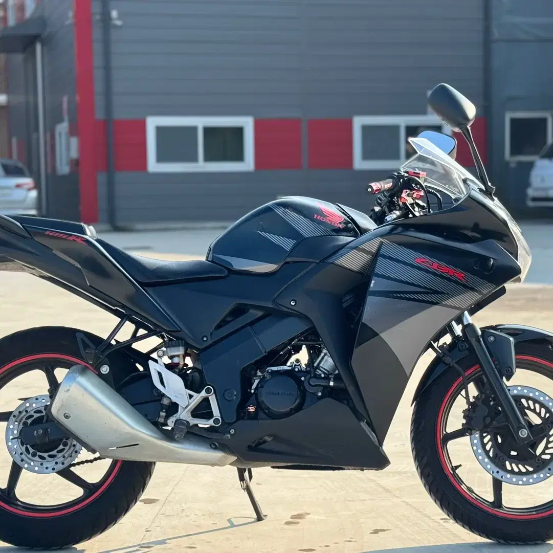 혼다 cbr125r 14년식 4만km 관리 잘된차량 저렴하게 판매합니다.