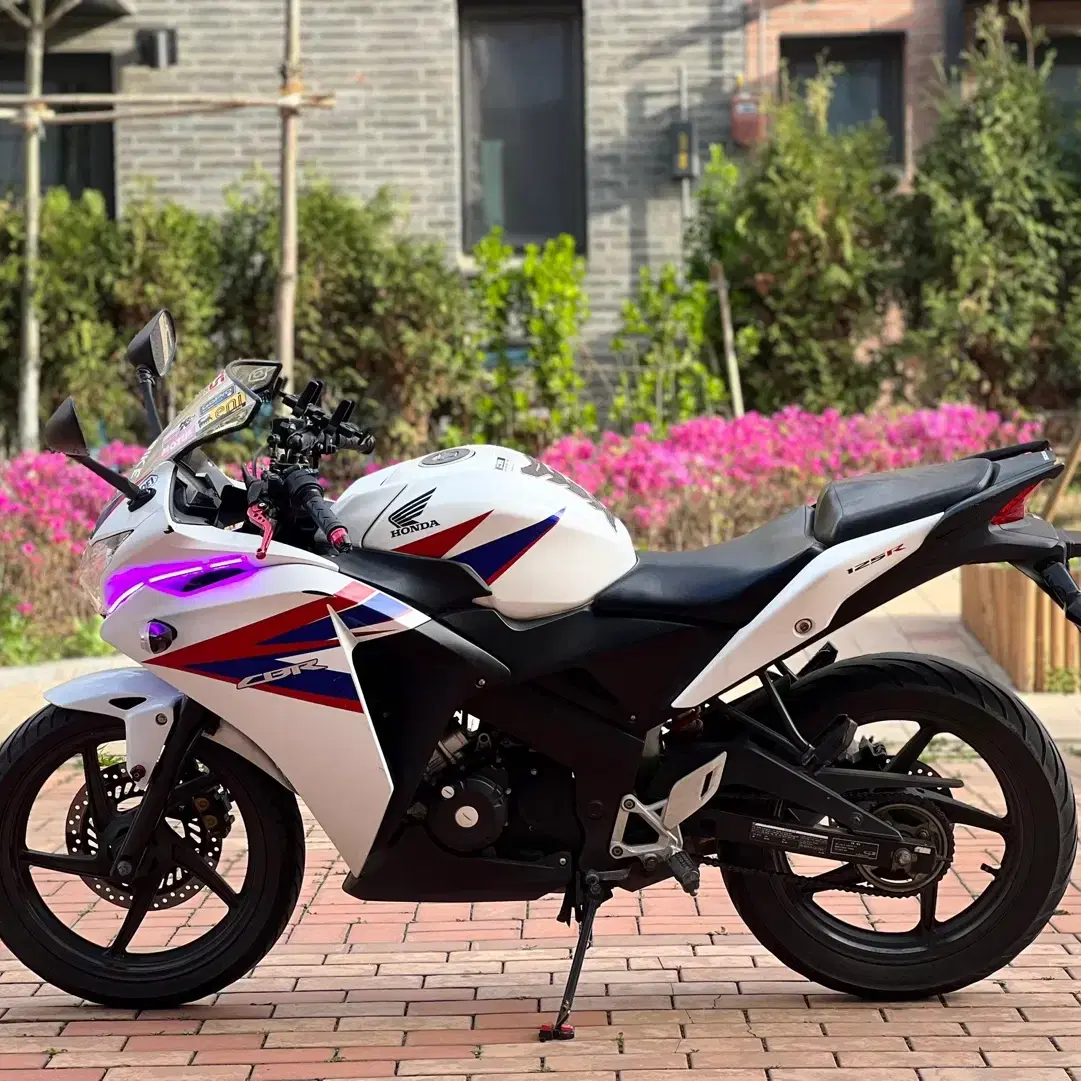 혼다 cbr125r 14년식 2만km 관리 풀 튜닝 저렴하게 판매합니다.