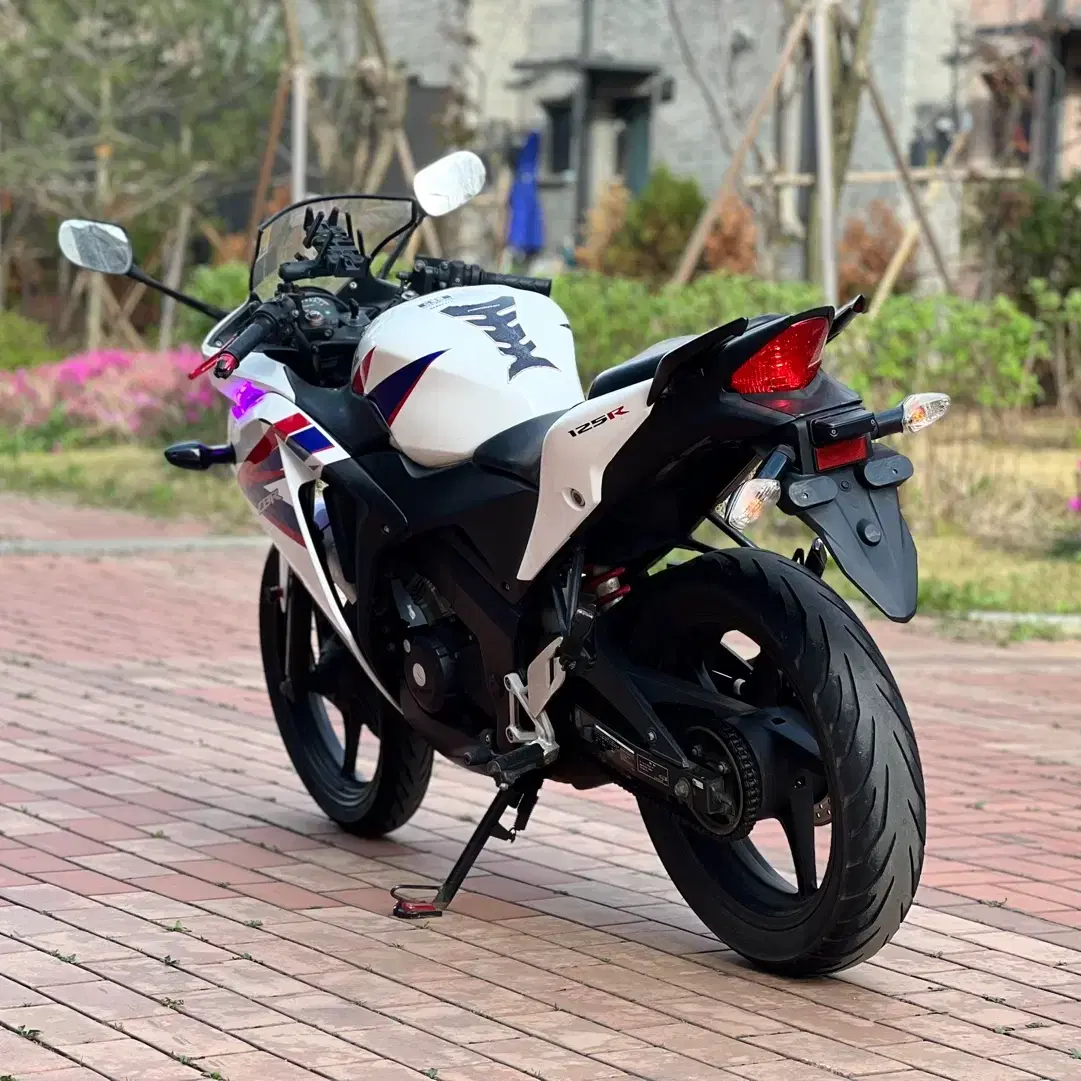 혼다 cbr125r 14년식 2만km 관리 풀 튜닝 저렴하게 판매합니다.