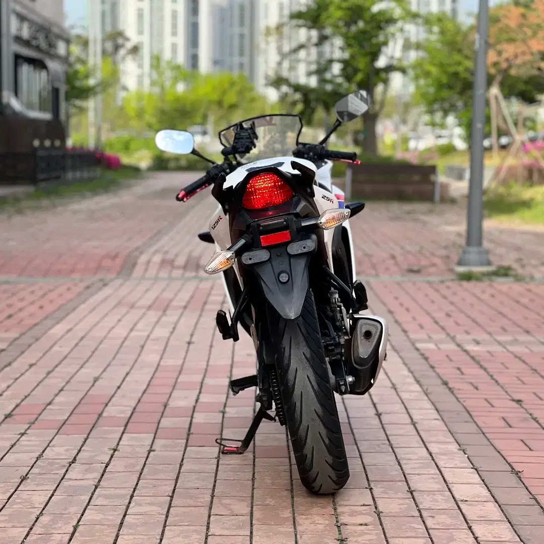 혼다 cbr125r 14년식 2만km 관리 풀 튜닝 저렴하게 판매합니다.