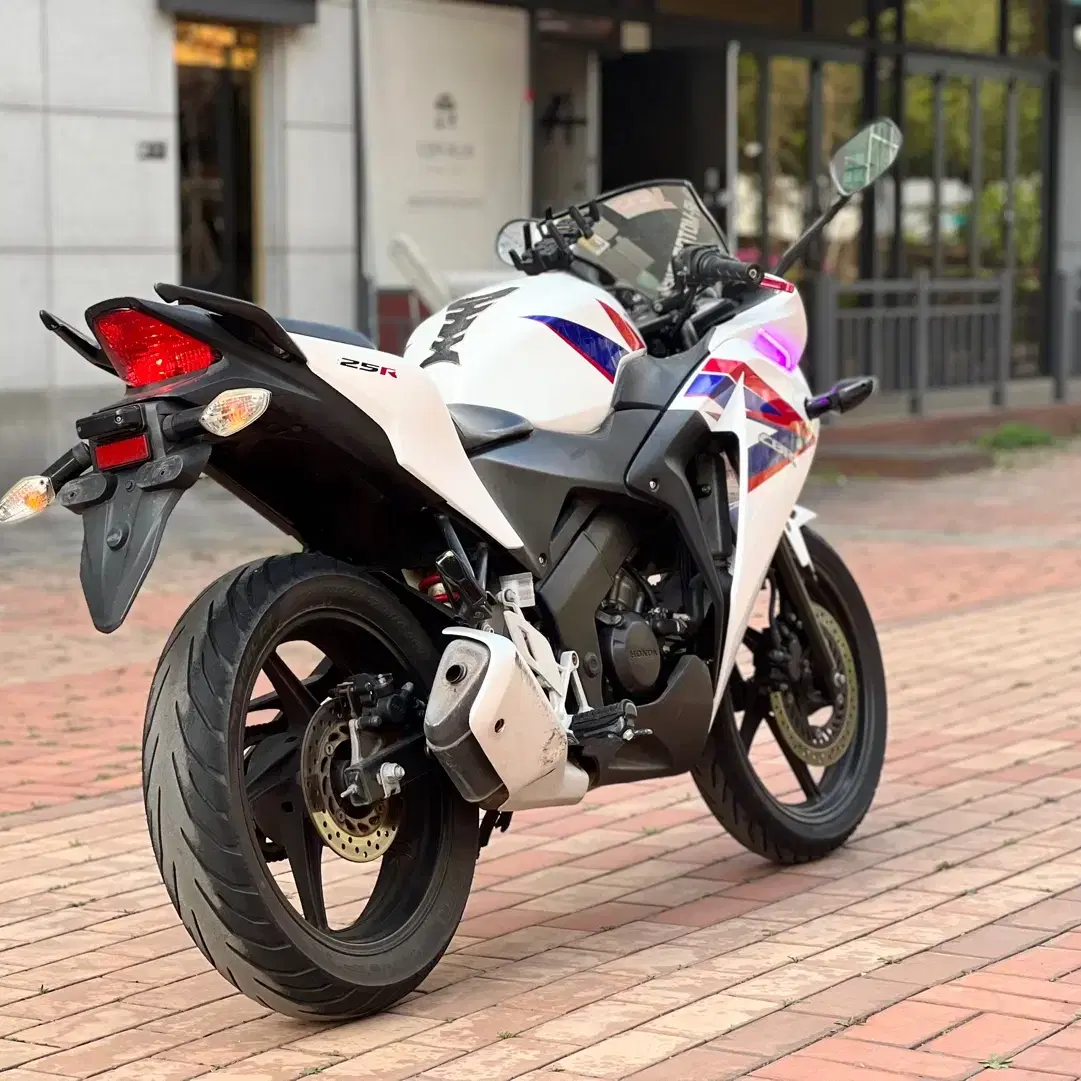 혼다 cbr125r 14년식 2만km 관리 풀 튜닝 저렴하게 판매합니다.