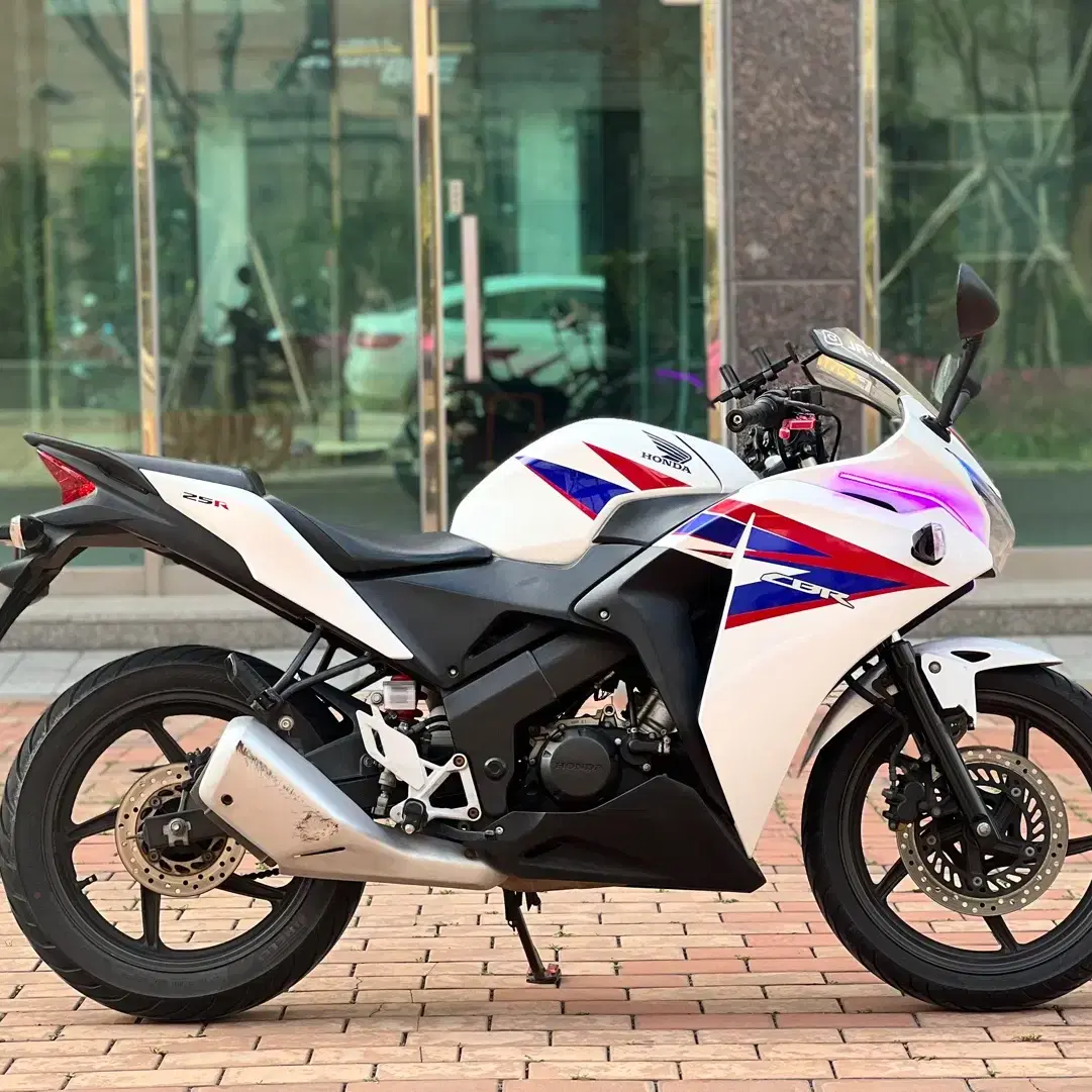 혼다 cbr125r 14년식 2만km 관리 풀 튜닝 저렴하게 판매합니다.