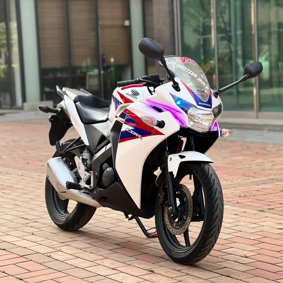 혼다 cbr125r 14년식 2만km 관리 풀 튜닝 저렴하게 판매합니다.