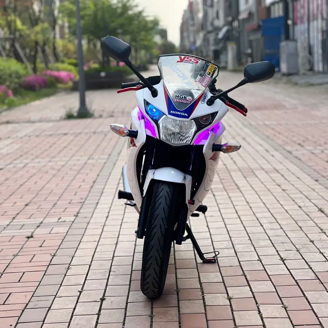 혼다 cbr125r 14년식 2만km 관리 풀 튜닝 저렴하게 판매합니다.