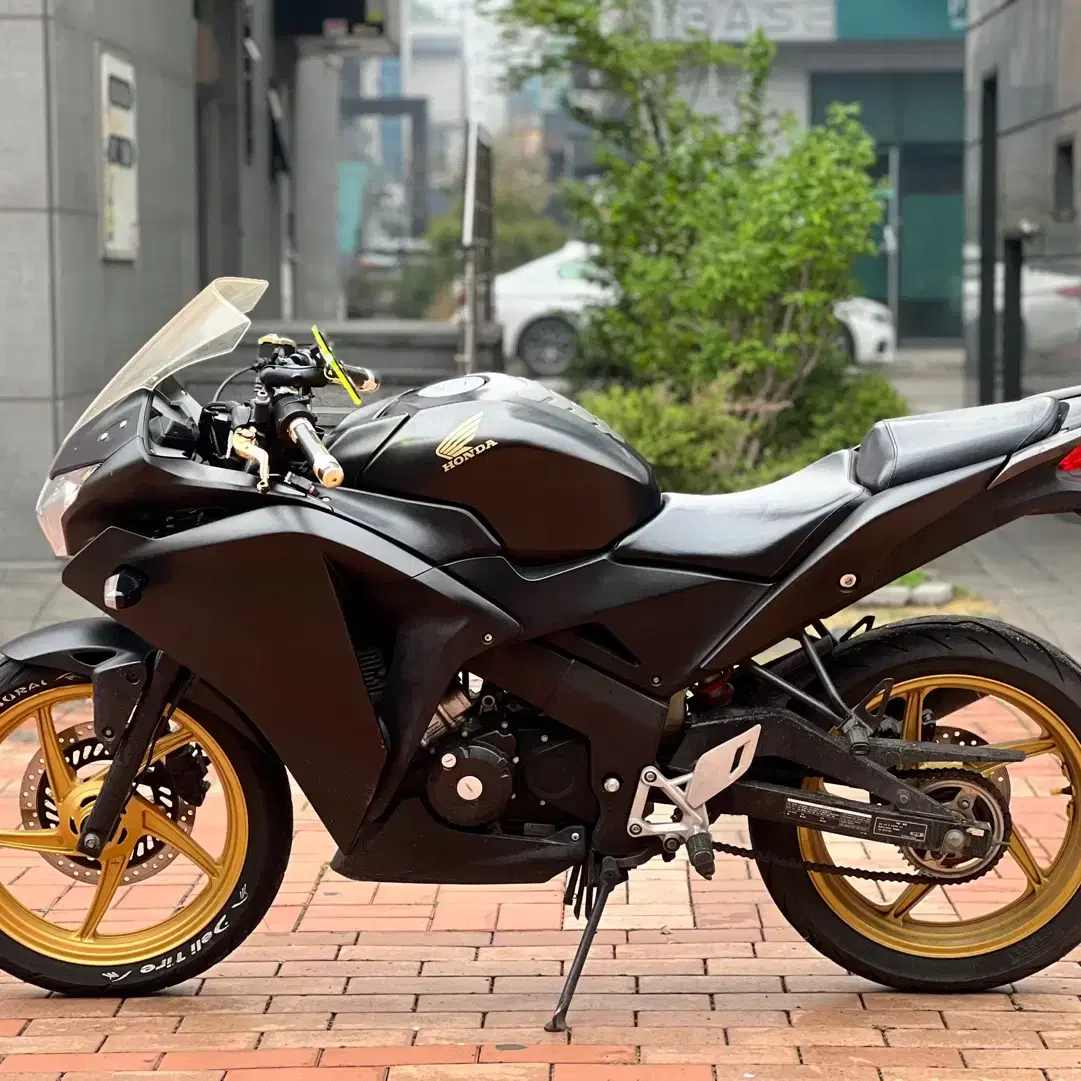 혼다 cbr125r 13년식 3만km 풀튜닝 차량 판매합니다.