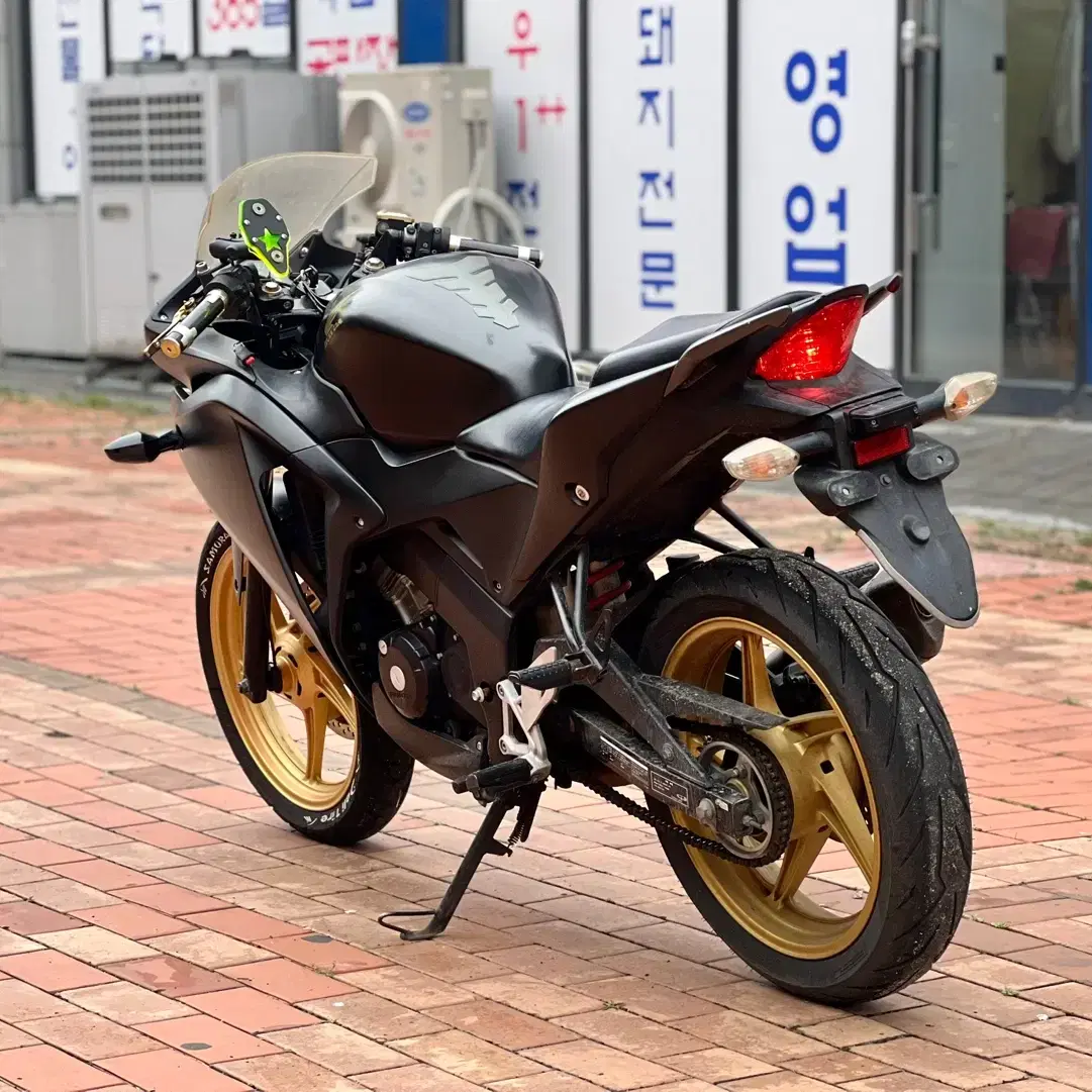 혼다 cbr125r 13년식 3만km 풀튜닝 차량 판매합니다.