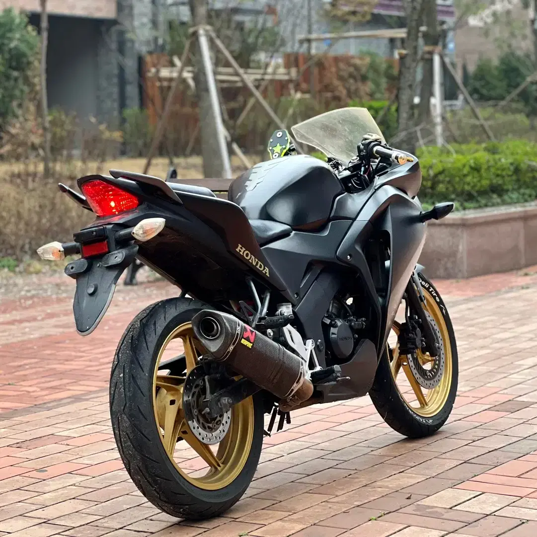 혼다 cbr125r 13년식 3만km 풀튜닝 차량 판매합니다.