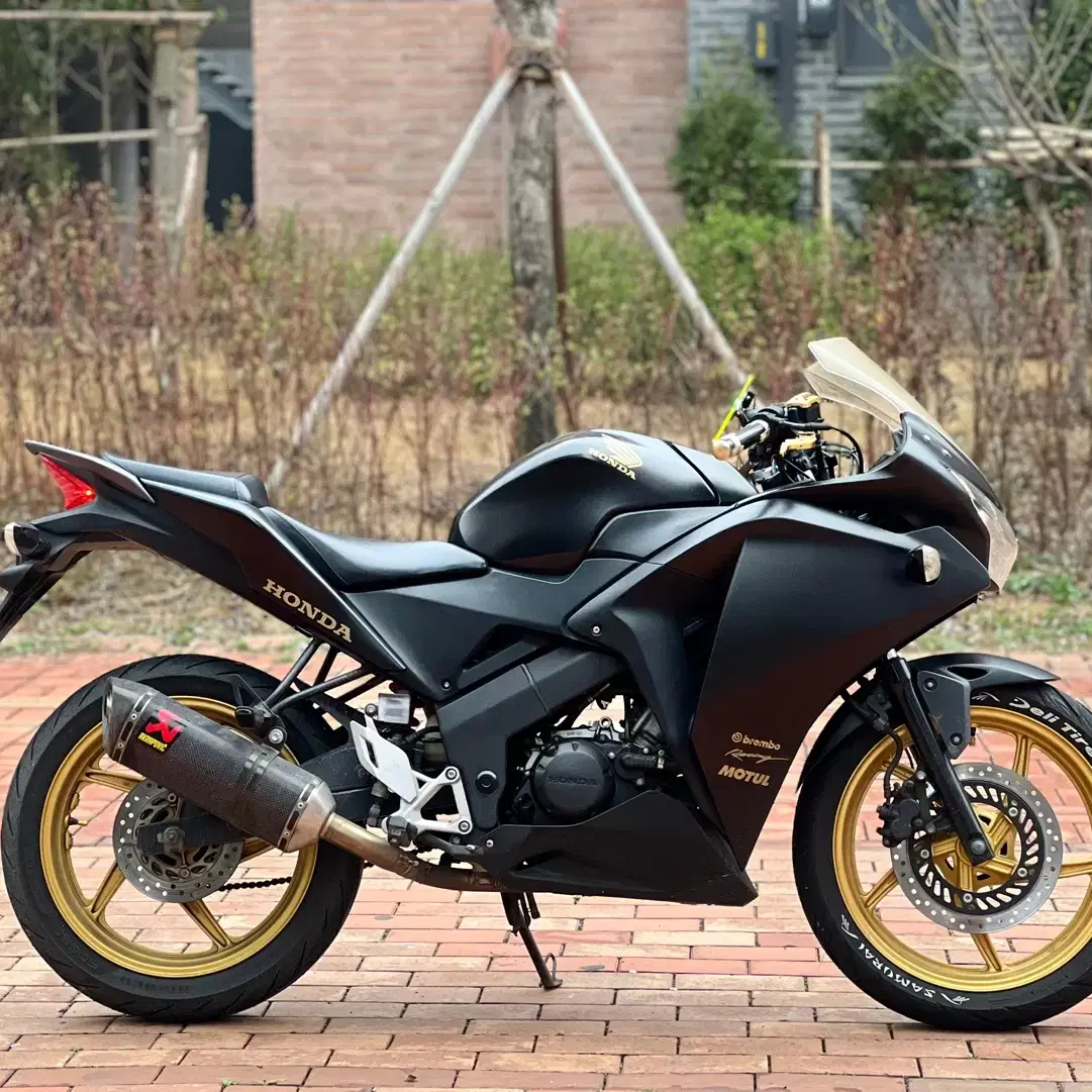 혼다 cbr125r 13년식 3만km 풀튜닝 차량 판매합니다.