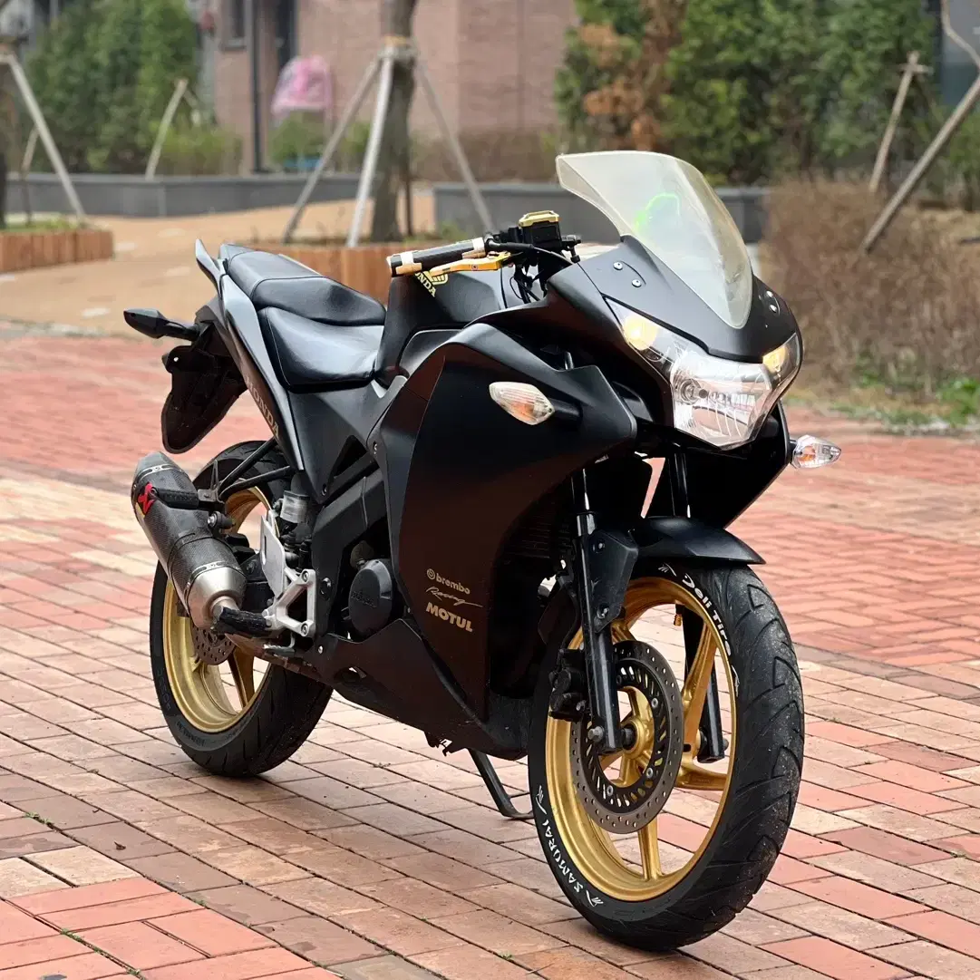 혼다 cbr125r 13년식 3만km 풀튜닝 차량 판매합니다.