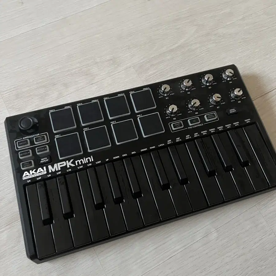 Akai mpk mini 키보드 팝니다