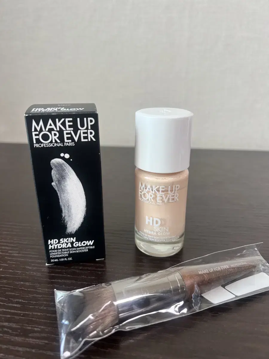 Makeup Forever HD SKIN Hydra Glow Foundation/brush gift