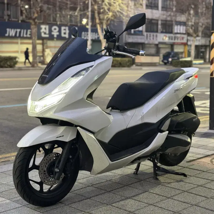 혼다 PCX125 ABS 22년식 4천키로 신차급컨디션 판매합니다