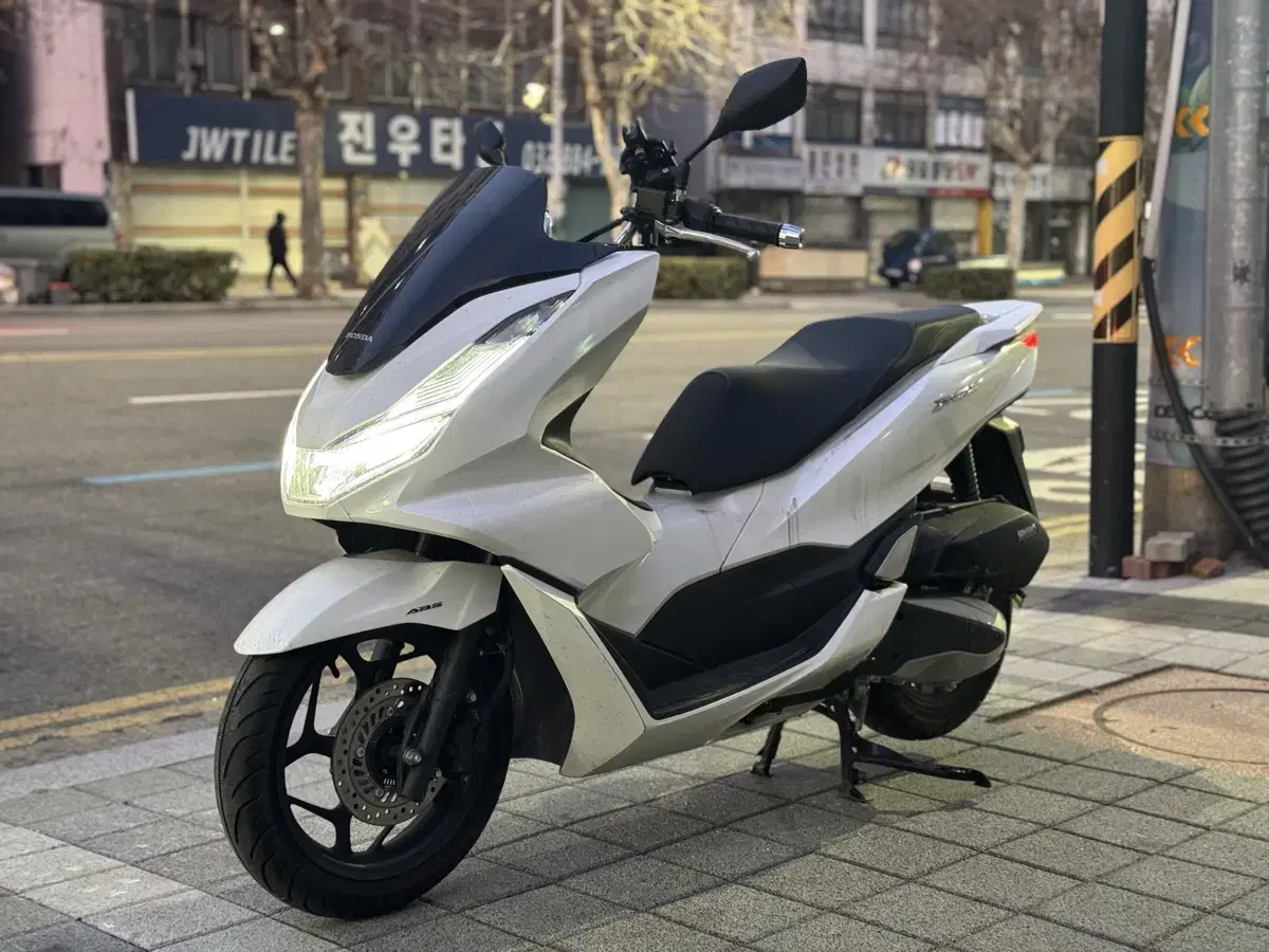 혼다 PCX125 ABS 22년식 4천키로 신차급컨디션 판매합니다